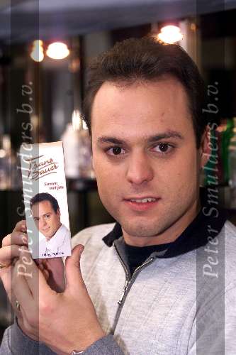Kerkrade 23 Oktober 1999
Frans Bauer met zijn parfum.