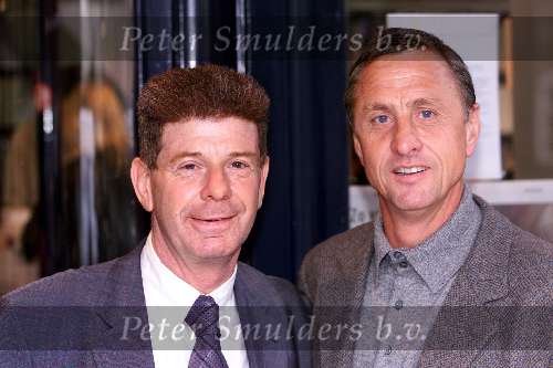 Amsterdam 9 oktober 1999 ARENA
Vriendschappelijke interland
NEDERLAND-BRAZILIE, eindstand 2-2
Voor aanvang uitreiking boek Frits Barend hier samen met Johan Cruyff



PETER SMULDERS BV