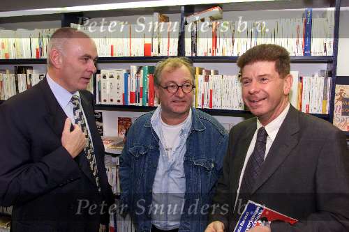 Amsterdam 9 oktober 1999 ARENA
Vriendschappelijke interland
NEDERLAND-BRAZILIE, eindstand 2-2
Voor aanvang uitreiking boek Frits Barend hier samen met Youp v \\\'t Hek en Michael v Praag



PETER SMULDERS BV