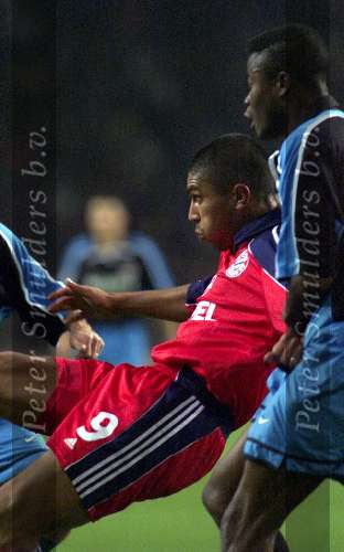 Eindhoven 26 oktober 1999
Wedstrijd in de championsleague tussen PSV-Bayern Munchen, eindstand 2-1
Giovane Elber in duel met Eric Addo