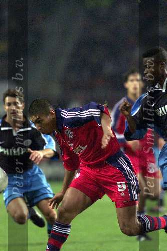 Eindhoven 26 oktober 1999
Wedstrijd in de championsleague tussen PSV-Bayern Munchen, eindstand 2-1
GIOVANE ELBER in duel met ERIC ADDO