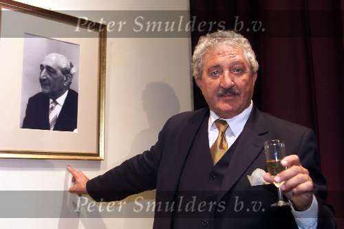 Haarlem 22 Oktober 1999
Premiere Hans Boskamp
Hans Boskamp met een foto van zijn vader.