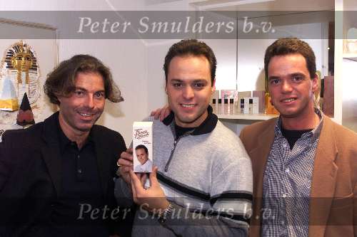 Kerkrade 23-10-1999
Frans Bauer met zijn parfum.
Hado Cosmetics. Hans de Vet (links)
