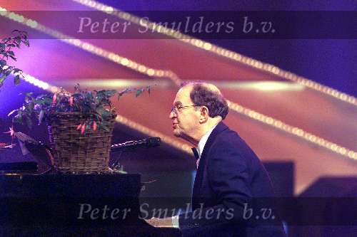 Aalsmeer 8 oktober 1999
Televizierring 1999
HARRIE BANNINK achter de piano