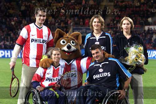 Eindhoven  23 oktober 1999
PSV-Fc Twente 2-2
Jacco Eltingh en Kristie Boogert met enkele rolstoel tennissers.