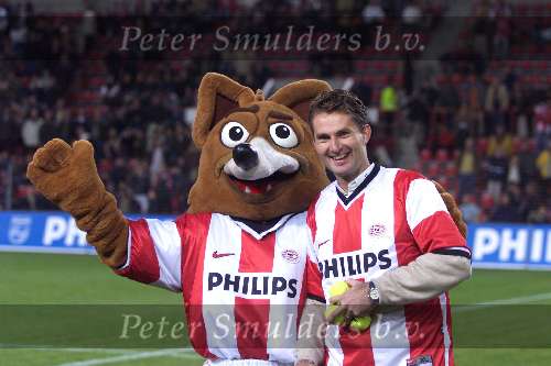Eindhoven  23 oktober 1999
PSV-Fc Twente 2-2
Jacco Eltingh met de mascotte van PSV
