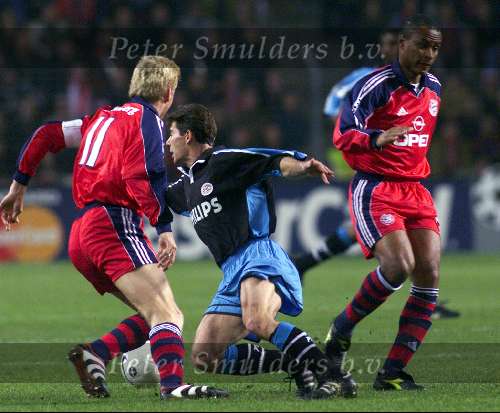 Eindhoven 26 oktober 1999
Wedstrijd in de championsleague tussen PSV-Bayern Munchen, eindstand 2-1
JAN HEINTZE in duel met Stefan Effenberg