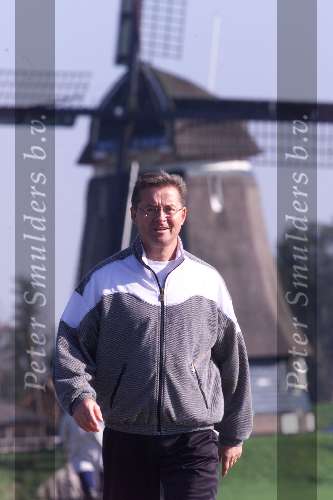 16 Oktober 1999
Jan Keizer wandelend  in de omgeving van Volendam
na zijn hartoperatie.