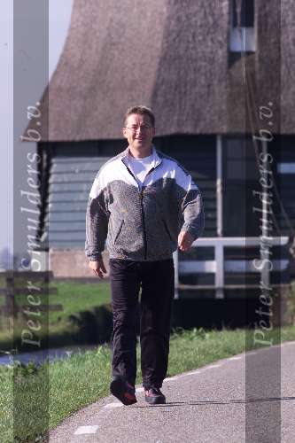 16 Oktober 1999
Jan Keizer wandelend  in de omgeving van Volendam
na zijn hartoperatie.
