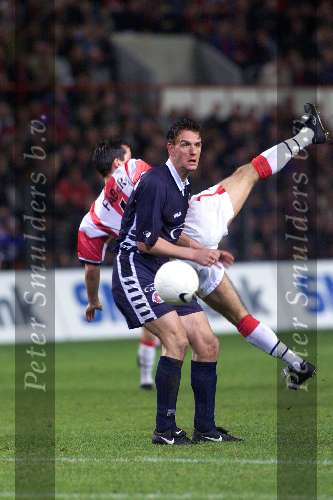 Eindhoven  23 oktober 1999
PSV-Fc Twente 2-2
Jan  Vennegoor of Hesselink in duel met Ernest Faber.