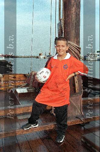 Jant Smit in het Oranje shirt voorzien van de handtekeningen van de Nederlands Elftal-spelers
1998