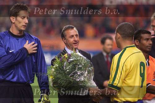 Amsterdam 9 oktober 1999 ARENA
Vriendschappelijke interland
NEDERLAND-BRAZILIE, eindstand 2-2
Johan Cruyff krijgt bloemen van ronaldo