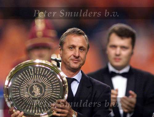 Amsterdam 9 oktober 1999 ARENA
Vriendschappelijke interland
NEDERLAND-BRAZILIE, eindstand 2-2
JOHAN CRUYFF met de schaal van de beste speler van Europa van deze eeuw.
