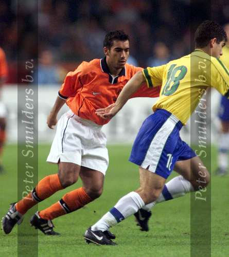 Amsterdam 9 oktober 1999 ARENA
Vriendschappelijke interland
NEDERLAND-BRAZILIE, eindstand 2-2
JUNINHO   in duel met GIOVANNI V BRONCKHORST