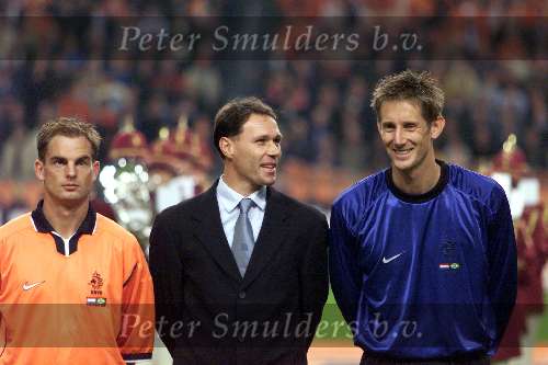 Amsterdam 9 oktober 1999 ARENA
Vriendschappelijke interland
NEDERLAND-BRAZILIE, eindstand 2-2
Marco v Basten tussen Ronald de Boer en Edwin v d Sar