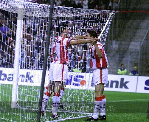 Eindhoven 2 oktober 1999
PSV-Sparta, eindstand 2-0
Kompetitie sezioen 1999/2000
Ruud v Nistelrooy feliciteert Mark v Bommel met zijn doelpunt in de 18e seconde van de wedstrijd