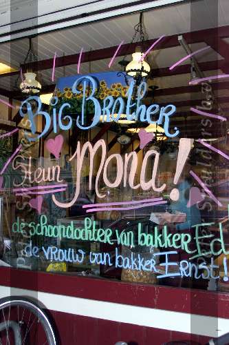 Amsterdam 8 oktober 1999
Big Brother Mona BB
Schoonzus Mona met hulp ( rechts)