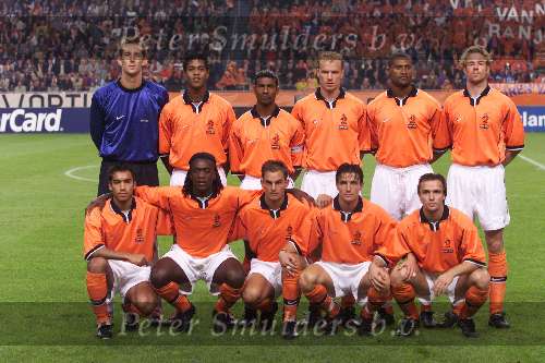 Amsterdam 9 oktober 1999 ARENA
Vriendschappelijke interland
NEDERLAND-BRAZILIE, eindstand 2-2
v.l.n.r. staande: Edwin v d Sar, Patrick Kluivert,  Aron Winter (aanvoerder), Dennis Bergkamp en Winston Bogarde.
Gehurkt v.l.n.r.: Giovanni v Bronckhorst, Clarence Seedorf,
Ronald de Boer, Marc v Hintum, Boudewijn Zenden, Bert Konterman