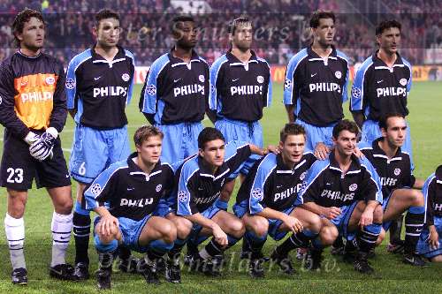 Eindhoven 26 oktober 1999
Wedstrijd in de championsleague tussen PSV-Bayern Munchen, eindstand 2-1
staande v.l.n.r.: Ronald Waterreus, Mark v Bommel, Eric Addo, Ernest Faber, Ruud v Nistelrooy en Luc Nilis.
Gehurkt v.l.n.r.: Joonas Kolkka, Ovidiu Stinga, Johann vogel, Jan Heintze en Jurgen Dirkx