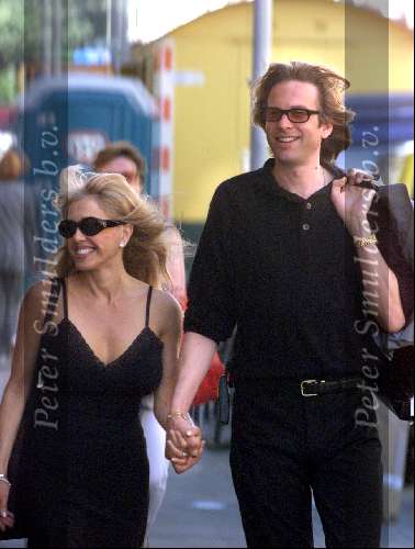 Amsterdam 08 Juli 1999
Patricia Paay en Adam Curry samen winkelend op de PC Hooftstraat in Amsterdam.