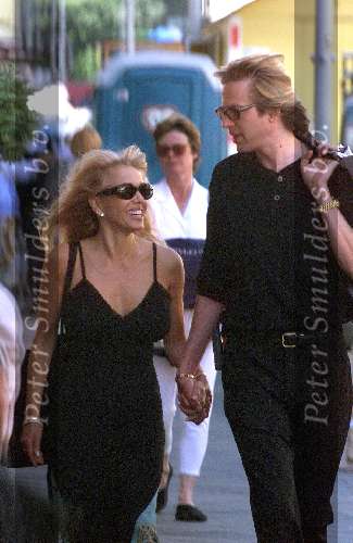 Amsterdam 08-07-1999
Patricia Paay en Adam Curry samen winkelend op de PC Hooftstraat in Amsterdam.