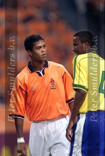 Amsterdam 9 oktober 1999 ARENA
Vriendschappelijke interland
NEDERLAND-BRAZILIE, eindstand 2-2
Roque Junior in gesprek met Patrick Kluivert