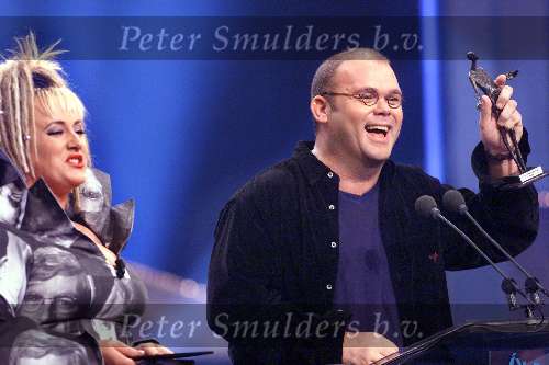 Aalsmeer 8 oktober 1999
Televizierring 1999
Paul de Leeuw met zijn prijs links Karin Bloemen