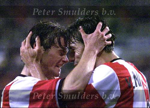 Eindhoven 2 oktober 1999
PSV-Sparta, eindstand 2-0
Kompetitie sezioen 1999/2000
Ruud v Nistelrooy wordt gefeliciteerd door Rob Wielaert