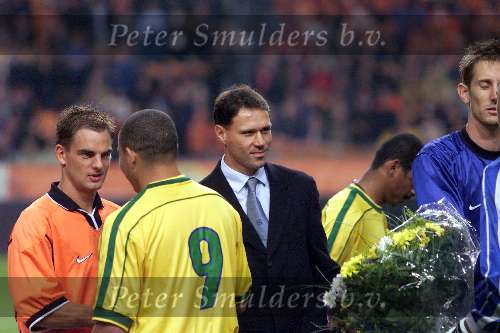 Amsterdam 9 oktober 1999 ARENA
Vriendschappelijke interland
NEDERLAND-BRAZILIE, eindstand 2-2
Ronald de Boer krijgt een hand van Ronaldo
Marco v Basten