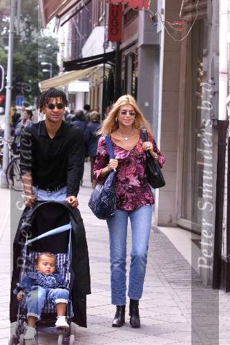 Amsterdam 11 augustus 1999
Ruud Gullit winkelend met zijn zoontje en Estella Gullit