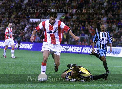 Eindhoven 2 oktober 1999
PSV-Sparta, eindstand 2-0
Kompetitie sezioen 1999/2000
Ruud v Nistelrooy omspeelt doelman Roland Jansen en scoort 0-2