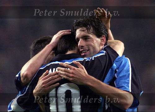 Eindhoven 26 oktober 1999
Wedstrijd in de championsleague tussen PSV-Bayern Munchen, eindstand 2-1
RUUD V NISTELROOY wordt gefeliciteerd door LUC NILIS