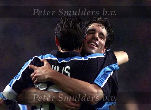 Eindhoven 26 oktober 1999
Wedstrijd in de championsleague tussen PSV-Bayern Munchen, eindstand 2-1
RUUD V NISTELROOY wordt gefeliciteerd door LUC NILIS