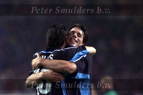 Eindhoven 26 oktober 1999
Wedstrijd in de championsleague tussen PSV-Bayern Munchen, eindstand 2-1
RUUD V NISTELROOY wordt gefeliciteerd door LUC NILIS