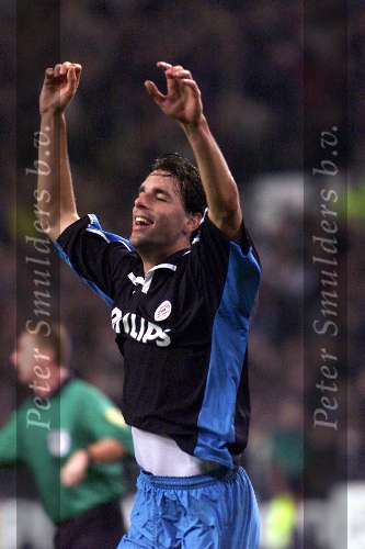 Eindhoven 26 oktober 1999
Wedstrijd in de championsleague tussen PSV-Bayern Munchen, eindstand 2-1
RUUD V NISTELROOY is blij nadat hij 1-0 heeft gescoord