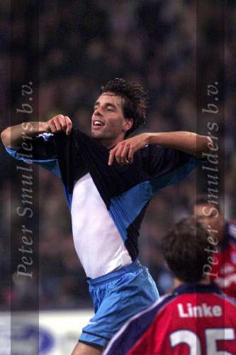 Eindhoven 26 oktober 1999
Wedstrijd in de championsleague tussen PSV-Bayern Munchen, eindstand 2-1
RUUD V NISTELROOY is blij nadat hij 1-0 heeft gescoord