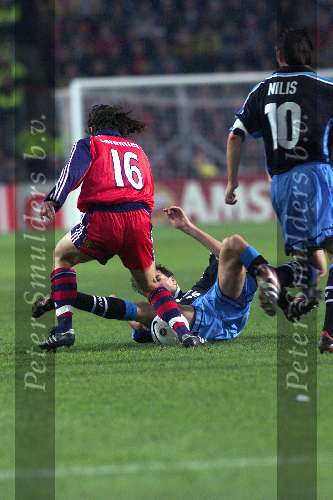 Eindhoven 26 oktober 1999
Wedstrijd in de championsleague tussen PSV-Bayern Munchen, eindstand 2-1
RUUD V NISTELROOY in duel met JENS JEREMIES die later met een rode kaart van het veld wer gestuurd.