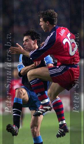 Eindhoven 26 oktober 1999
Wedstrijd in de championsleague tussen PSV-Bayern Munchen, eindstand 2-1
Thomas Linke in duel met Ruud v Nistelrooy