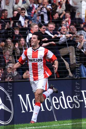 04-04-99
Ruud v Nistelrooyblijdschap na doelpunt tegen AJAX
PSV-AJAX 3-1