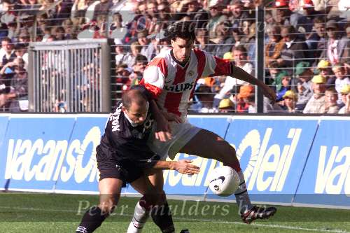Eindhoven 17 oktober 1999
PSV-Den Bosch 7-0
Ruud van Nistelrooy in duel met Menno Willems.