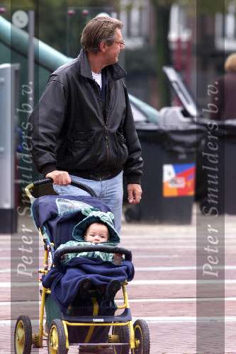 Amsterdam 9 oktober 1999
Ursul de Geer met zijn baby wandelend