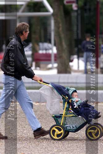 Amsterdam 9 oktober 1999
Ursul de Geer met zijn baby wandelend en zittend