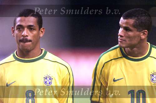 Amsterdam 9 oktober 1999 ARENA
Vriendschappelijke interland
NEDERLAND-BRAZILIE, eindstand 2-2
Vampeta met Rivaldo
