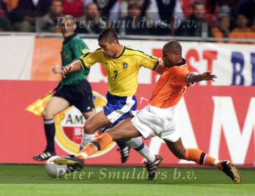 Amsterdam 9 oktober 1999 ARENA
Vriendschappelijke interland
NEDERLAND-BRAZILIE, eindstand 2-2
Winston bogarde in duel met Elber
