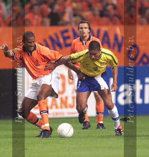Amsterdam 9 oktober 1999 ARENA
Vriendschappelijke interland
NEDERLAND-BRAZILIE, eindstand 2-2
WINSTON BOGARDE in duel met ELBER