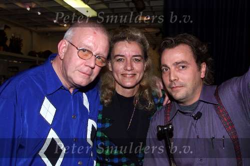 Hilversum 19 oktober 2000
Alice Maywood en har man Roib van Wijk bij de veiling van hun inboedel.
Met veilingmeester