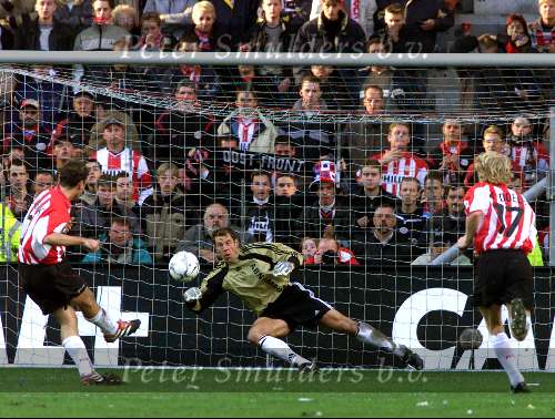 Eindhoven, 29 Oktober 2000
Kompetitie seizoen 2000/20001
PSV-AJAX, eindstand 1-1
doelpunten Nikos Machlas en penalty Arnold Bruggink.
Arnold Bruggink brengt PSV op 1-1
Fred Grim stoipt de bal weliswaar maar stuit toch in het doel