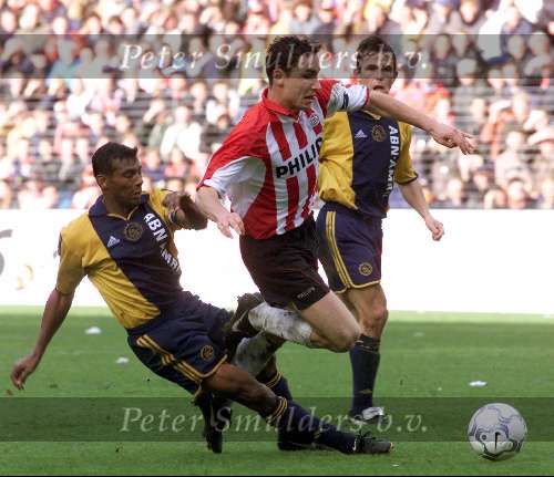 Eindhoven, 29 Oktober 2000
Kompetitie seizoen 2000/20001
PSV-AJAX, eindstand 1-1
doelpunten Nikos Machlas en penalty Arnold Bruggink.
Mark v Bommel in duel met Aron Winter