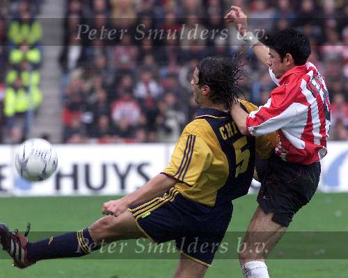 Eindhoven, 29 Oktober 2000
Kompetitie seizoen 2000/20001
PSV-AJAX, eindstand 1-1
doelpunten Nikos Machlas en penalty Arnold Bruggink.
Chivu in duel met Kezman