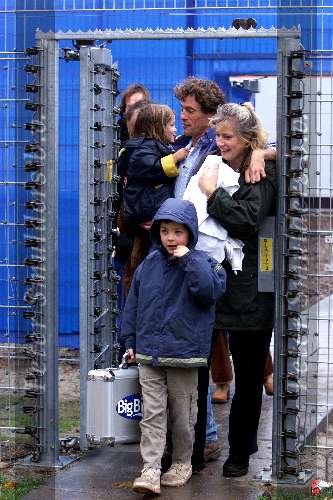 Almere 28 oktober 2000
Ed BB verlaat het Big brother huis samen met zijn vrouw en kinderen.